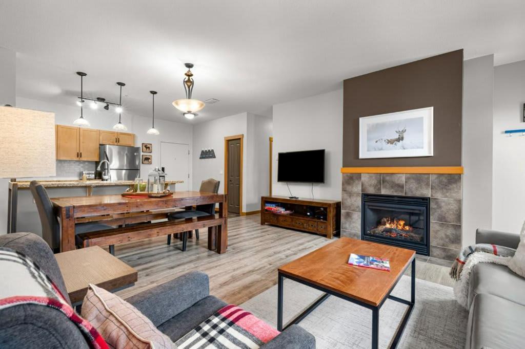 Modern Vibes With Pool At The Apartment