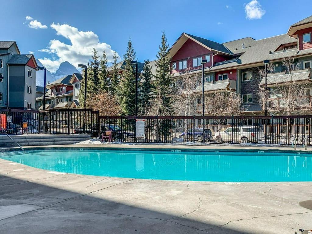 Apartment Modern Vibes With Pool At The *